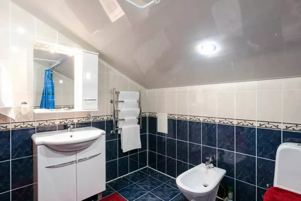 Двухэтажный коттедж LUX 151 м² с четырьмя спальнями до 8 гостей: санузел с биде