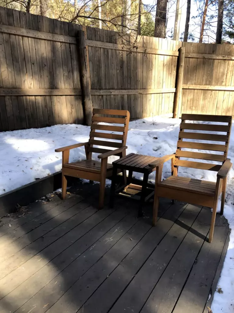 Маленький кедровый дом № 4 с камином для пары (до 3 гостей): терраса с креслами