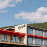 Парк-отель Азатай у Байкала в Большом Голоустном, общий вид: главный корпус у сопок