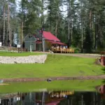 Загородный комплекс Коробицыно-Каскад, общий вид: газон у пруда