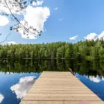 Эко-отель Кеняки на лесном озере, общий вид: пирс на лесном озере