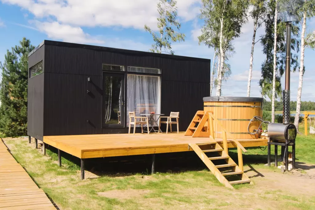 Hygge Lodge с купелью фурако с гидромассажем для двоих: чёрный дом и купель