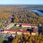 Загородный отель Барская усадьба на Волге, общий вид: территория осенью с высоты
