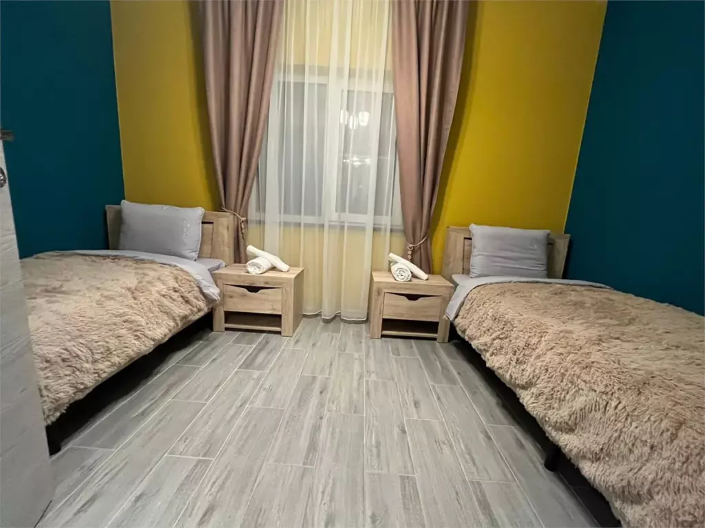 Цветные дома 55 м² с двумя спальнями и барбекю у водохранилища до 4 гостей