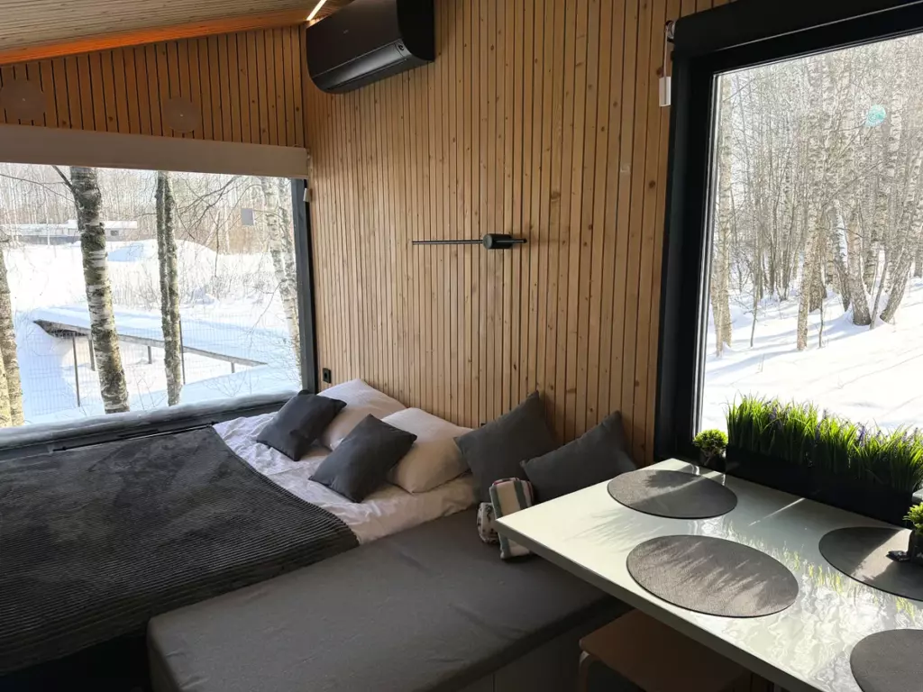 Smart Lodge с проектором и кроватью с раскладной спинкой для двоих: кровать у окна