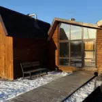 Парк Сковородка в Ангарске, общий вид: домик и деревянный настил