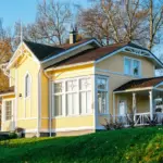 Загородный отель Ладожская Усадьба у Сортавалы, общий вид: жёлтый коттедж в соснах