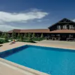 Загородный клуб Уткино Country House на Маныче, общий вид: бассейн у главного дома