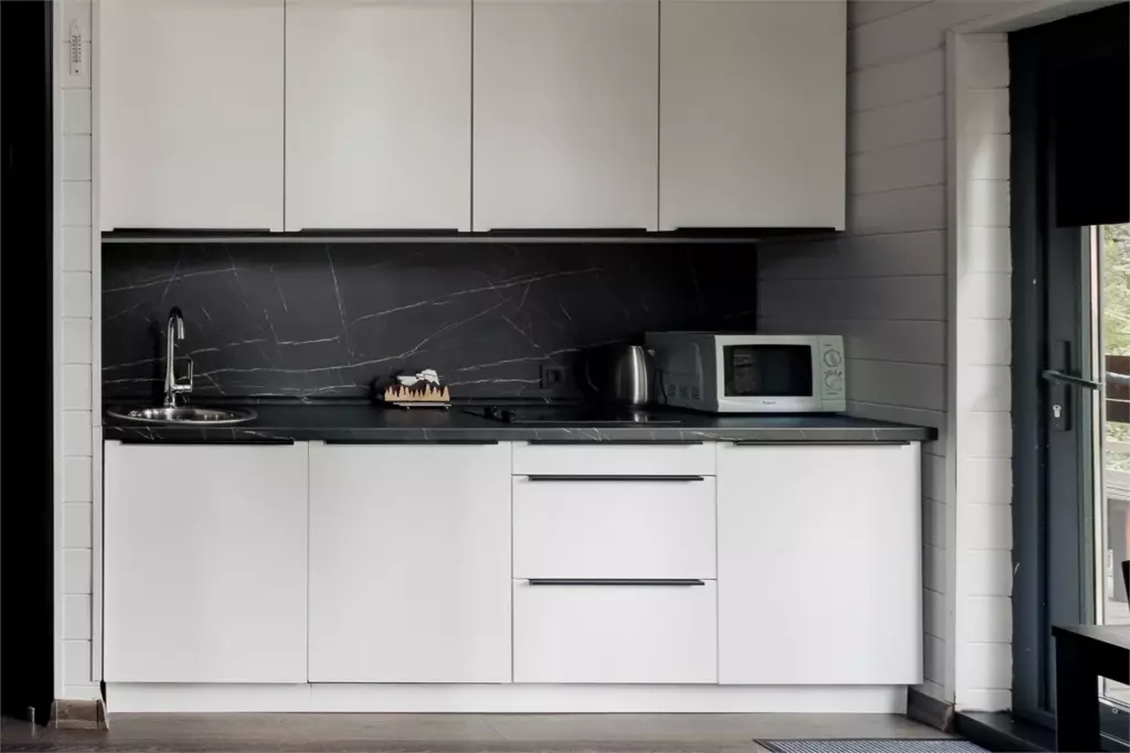 Скандинавский коттедж 48 м² с сауной и террасой до 4 гостей: кухня