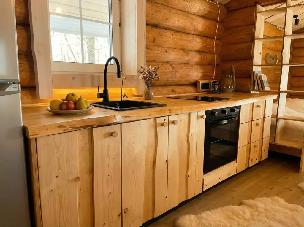 Бревенчатый дом 56 м² с камином и кухней-гостиной до 3 гостей: кухня с духовкой