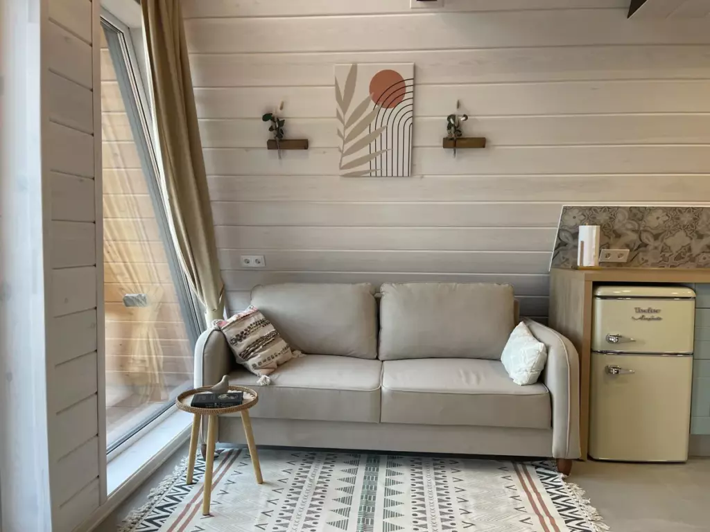 Светлый А-фрейм Boho Luxe с купелью фурако на террасе до 4 гостей: диван и кухня