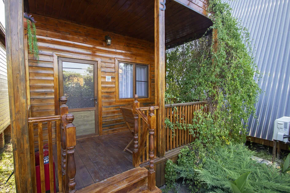 Деревянный домик «Кипарис Стандарт» 20 м² до 3 гостей: домик с крыльцом