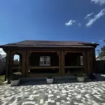 Гостевой дом Терем в Пятигорске, общий вид: бревенчатый дом и двор