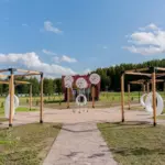 Эко-отель Агропарк Ясенево в деревне Лобастово, общий вид: территория с деревянными качелями