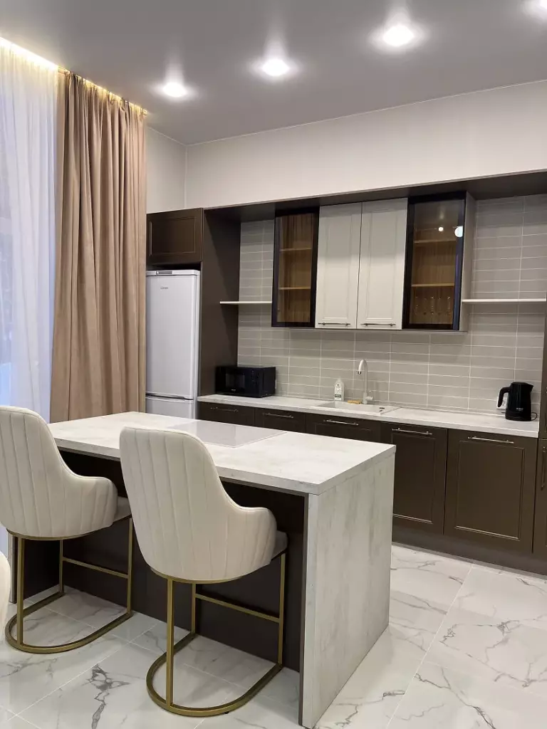 Коттедж «Лайт 1» 120 м² с кухней-гостиной и верандой до 10 гостей: кухня с островом