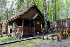Маленький кедровый дом № 4 с камином для пары (до 3 гостей)