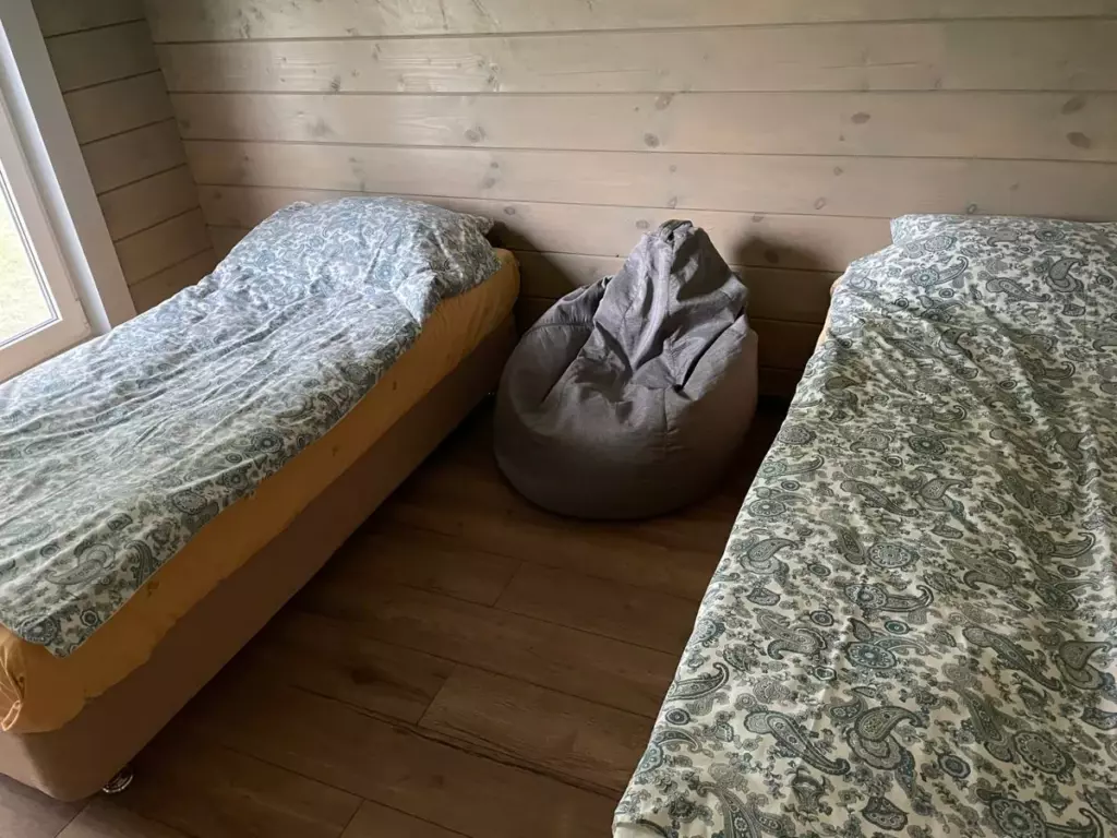 Дом 98 м² с тремя спальнями и панорамными окнами до 6 гостей: спальня с двумя кроватями