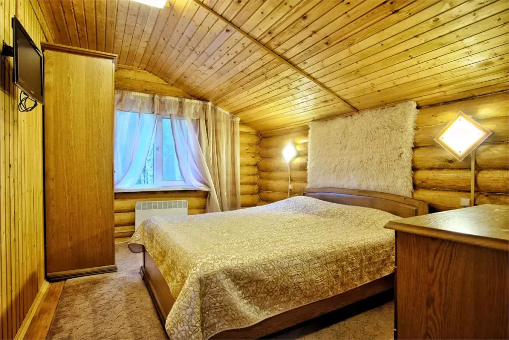 Двухэтажный коттедж 74 м² с гостиной и балконом до 8 гостей: спальня
