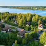 База отдыха Шале Рояль на озере Краснофлотское, общий вид: шале на берегу озера сверху
