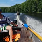 Дома Volga Welcome с баней и чаном на Волге, общий вид: лодка на реке