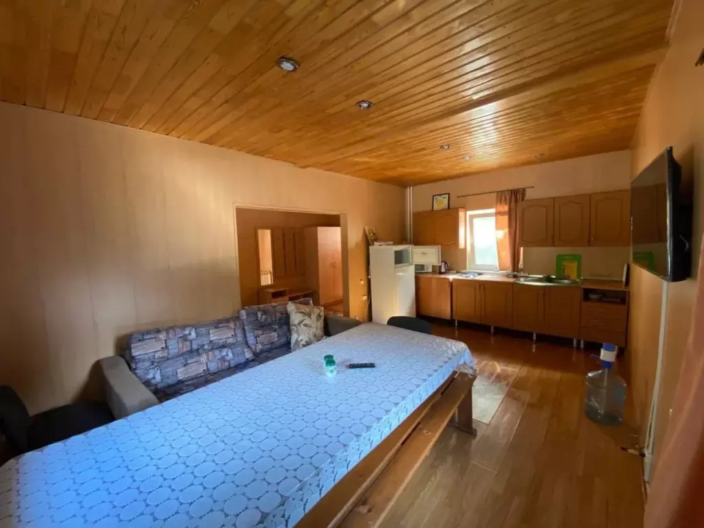 Двухэтажный коттедж 120 м² с огороженным участком до 11 гостей: кухня-гостиная