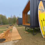 Глэмпинг-парк У Острога на Коняевском водохранилище, общий вид: сап у юнита