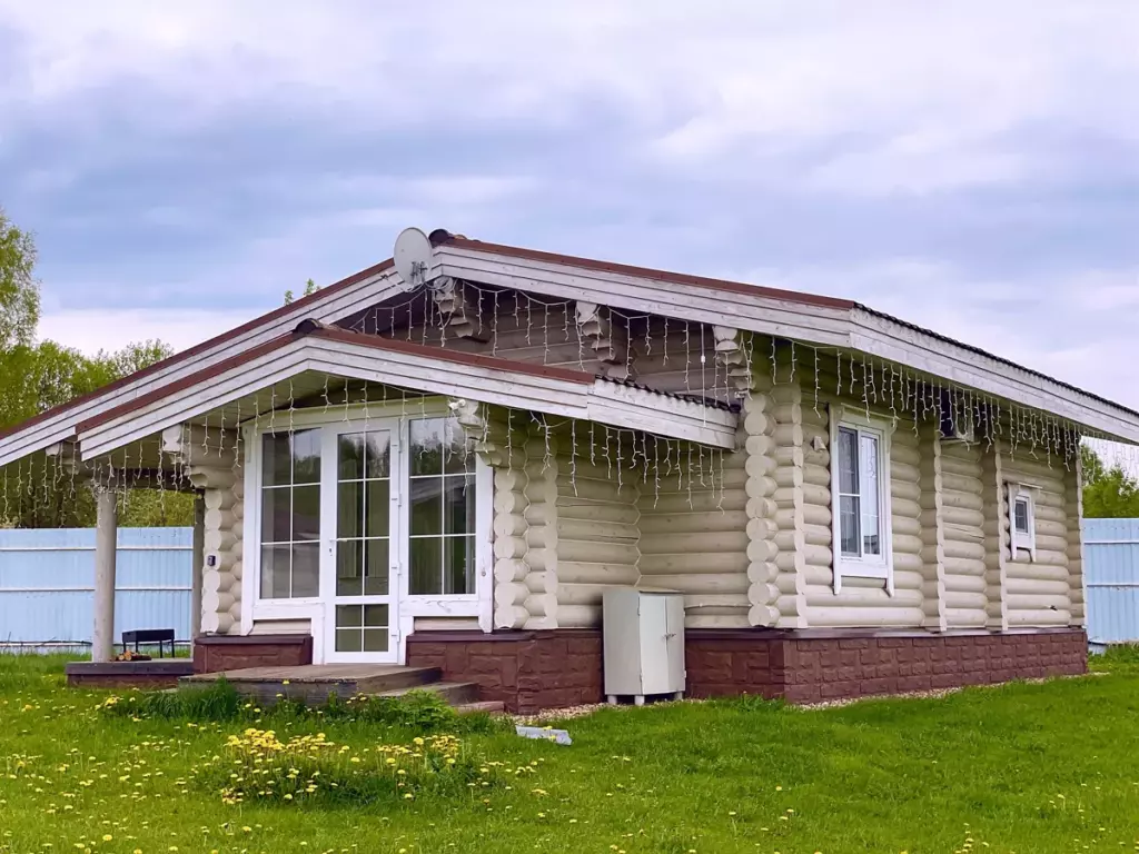 Одноэтажный дом 65 м² с камином, спальней и кухней-гостиной до 4 гостей: дом с крыльцом