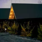 Глэмпинг По щучьему велению в Новой Усмани, общий вид: A-Frame домики вечером