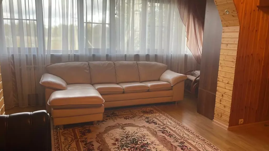 Двухэтажный дом с камином, закрытым двором и стоянкой до 6 гостей: угловой диван