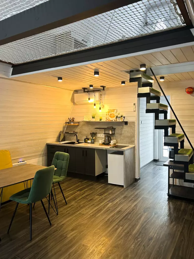 Классический А-фрейм 60 м² с банным чаном и сеткой-гамаком до 4 гостей: кухня и лестница