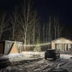 Домики fo.rest у леса в СНТ Маяк, общий вид: территория ночью в гирляндах