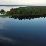 На острове на озере Велье, общий вид: полуостров сверху