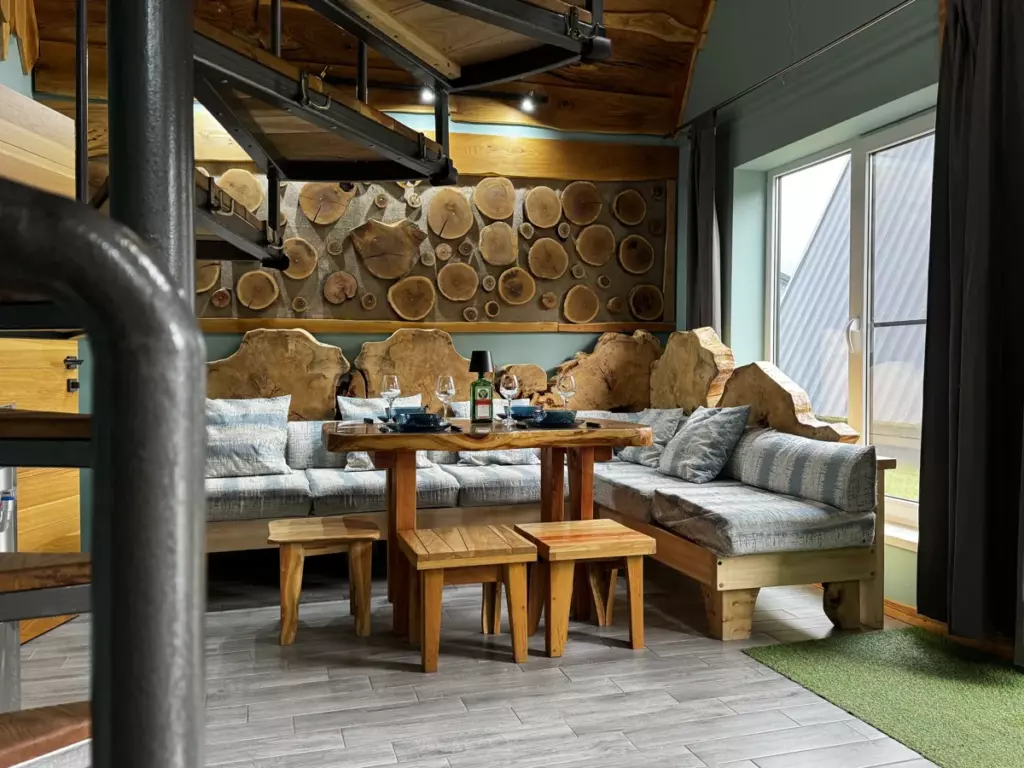 Барнхаус с банным чаном и купелью до 5 гостей, А-фреймы A-House в Даховской: гостиная с камнем