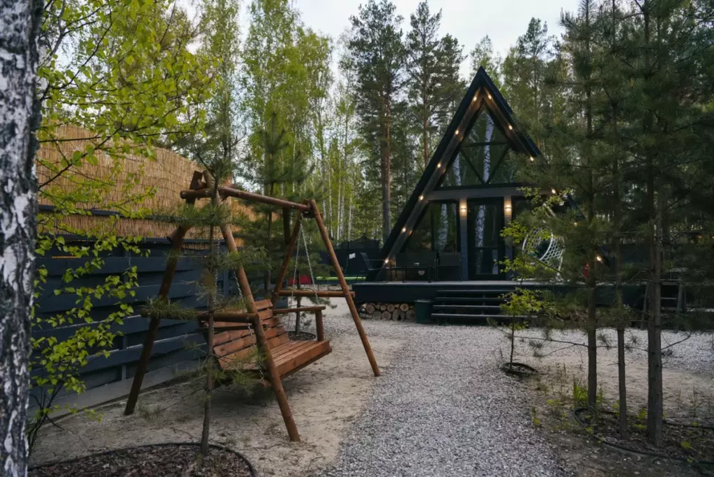 Жёлтый А-фрейм с антресолью до 4 гостей: дом и качели днём