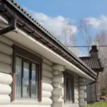 База отдыха Лесное на озере Врево, общий вид: бревенчатый дом