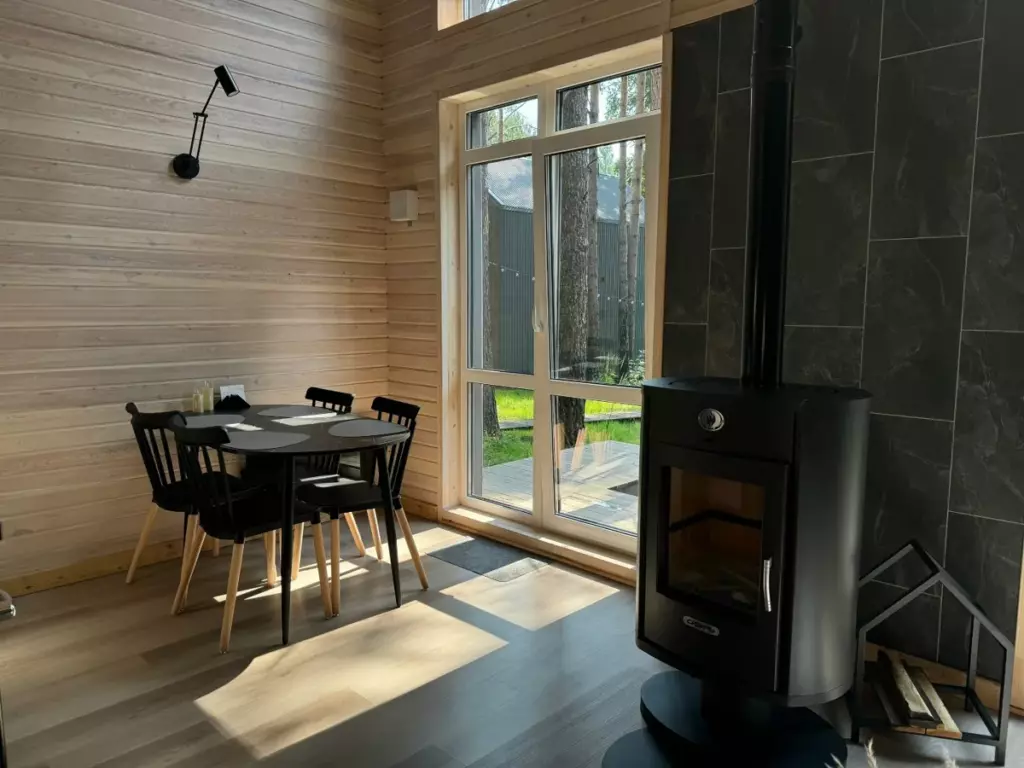 Барнхаус «Сканди» с печью-камином до 5 гостей, Глэмпинг Hygge Barn в Бурдугузе: печь-камин у окна