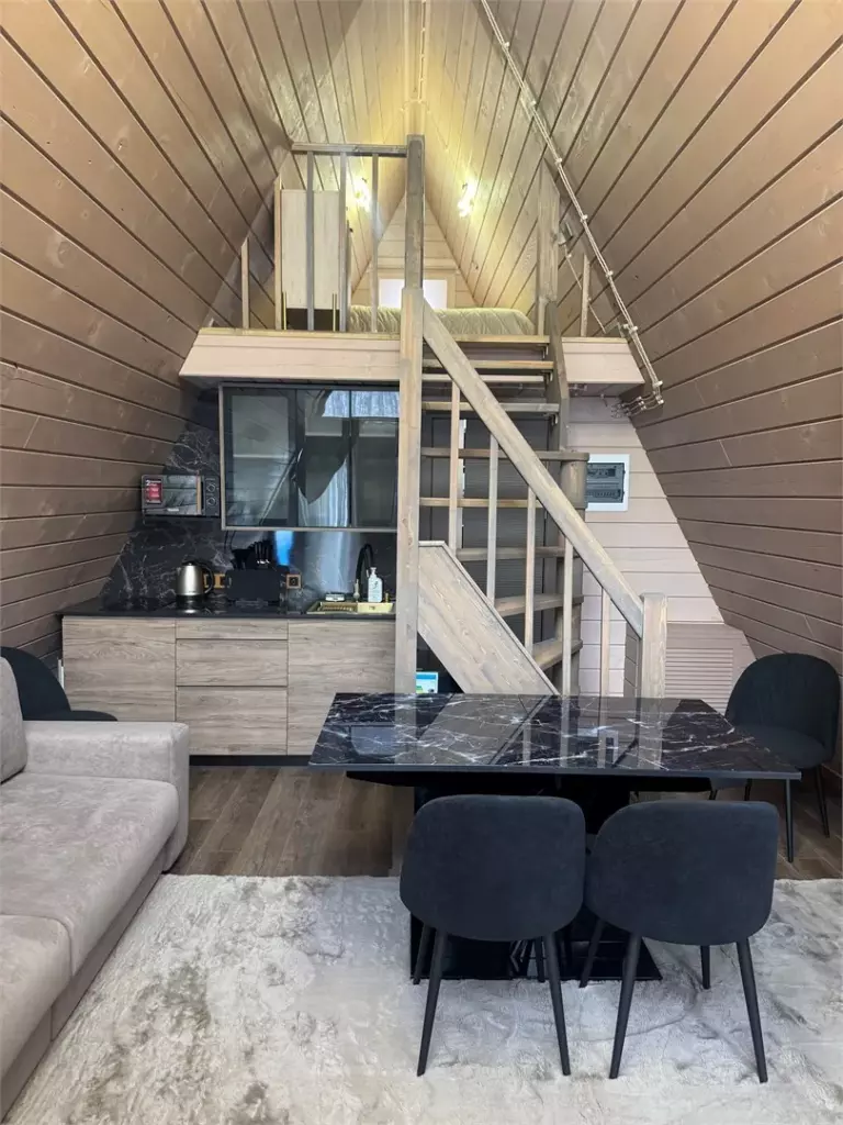 A-frame с сауной внутри и банным чаном до 4 гостей: гостиная со вторым светом