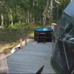 Глэмпинг Eco-Lake на озере в Приозерском районе, общий вид: сфера и терраса у воды