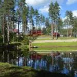Загородный комплекс Коробицыно-Каскад, общий вид: пруд в сосновом лесу