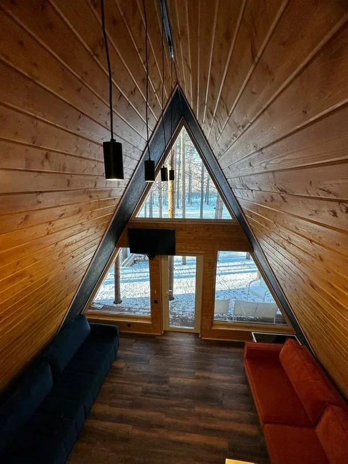 A-Frame №1 «Loft» с сауной в доме и чаном до 7 гостей: спальня под крышей