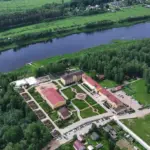 Загородный отель Барская усадьба на Волге, общий вид: отель и Волга сверху