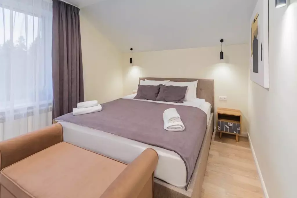 Таунхаус 120 м² с тремя спальнями, двором и костровым местом до 8 гостей: спальня