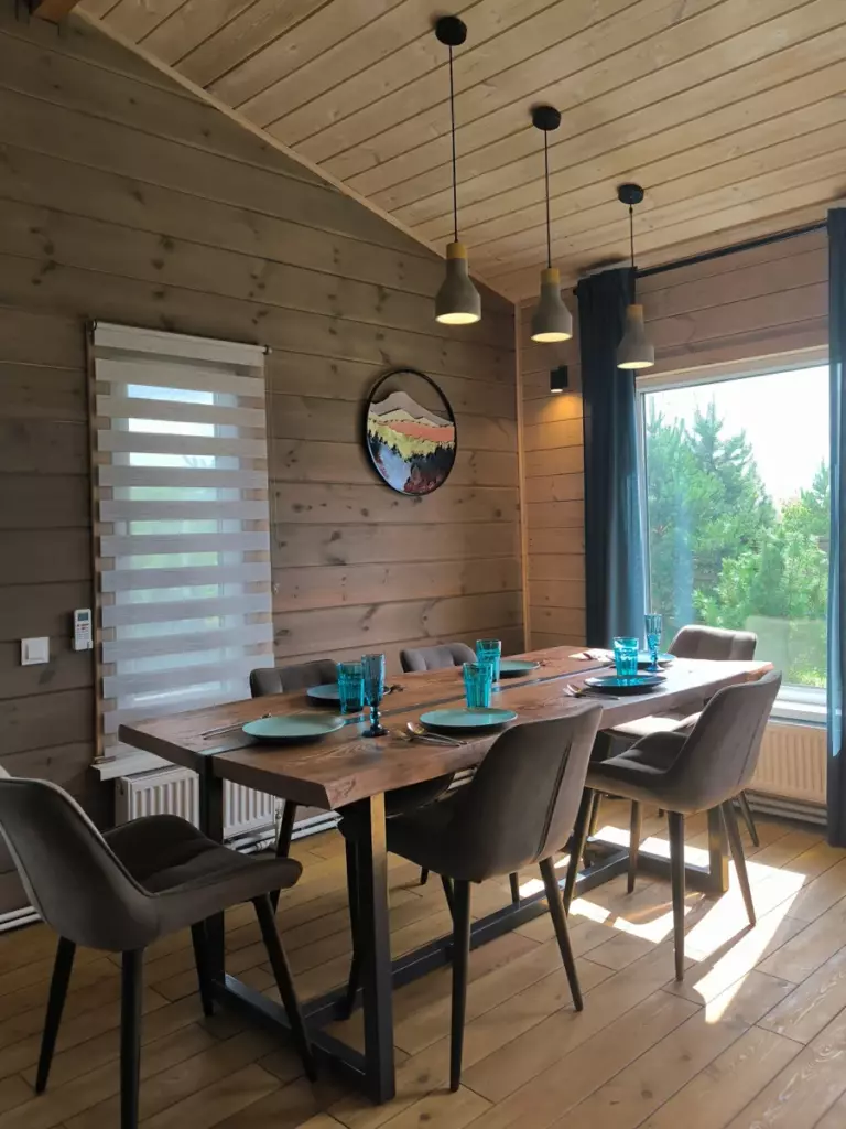 Дом «Лофт» с сауной и чаном-джакузи до 8 гостей, Дома Rent Hut в Елагино: обеденный стол