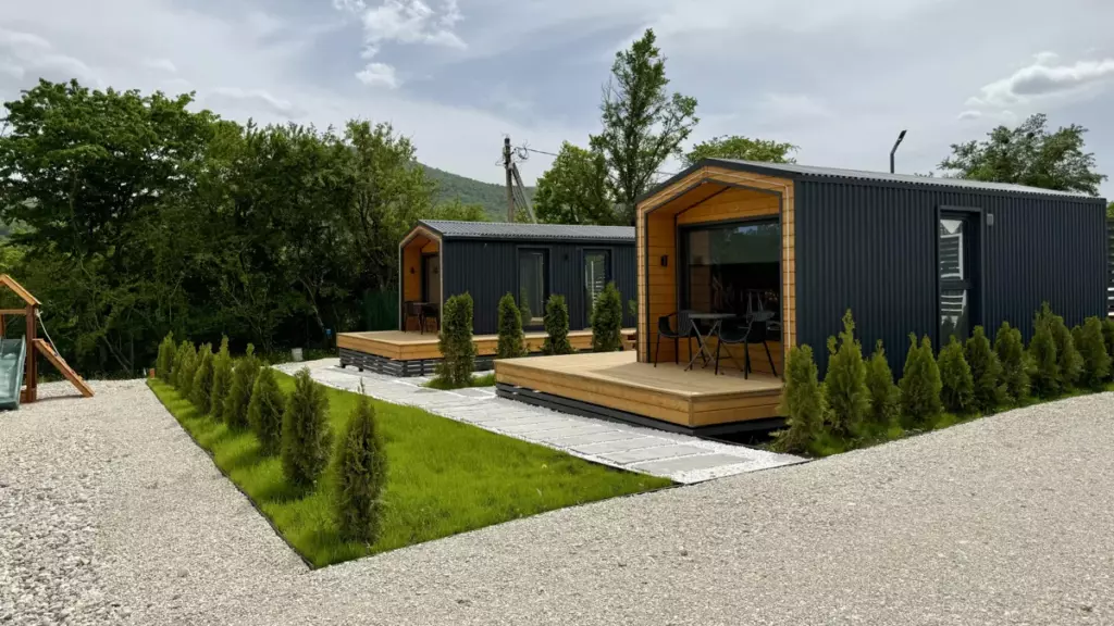 Мини-вилла с панорамным окном для двоих, Lago Village в Даховской: мини-вилла на участке