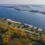 База отдыха Ветерок в Чардыме, общий вид: остров и Волга сверху