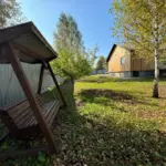 Коттедж Прованс в ДНТ Озёрное у Каменки, общий вид: качели на участке