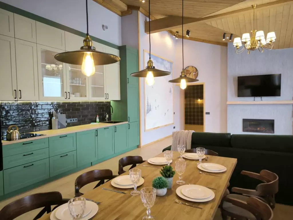Дом «Шале» 190 м² с двумя мастер-спальнями до 13 гостей, Дома Rent Hut в Елагино: кухня-гостиная