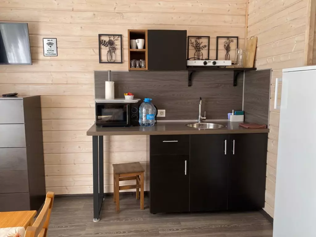 Большой коттедж 80 м² с печью-камином у пруда до 6 гостей: кухонный уголок