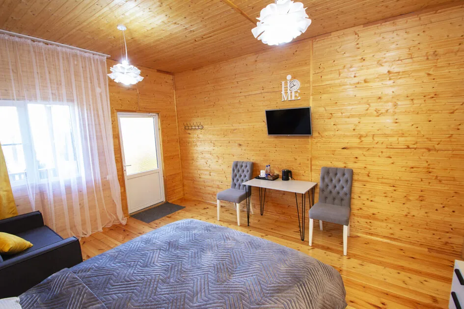 Деревянный домик «Кипарис Стандарт» 20 м² до 3 гостей: комната со столиком