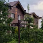 Отель Гранд Усадьба под Клином, общий вид: гостевой корпус в лесу